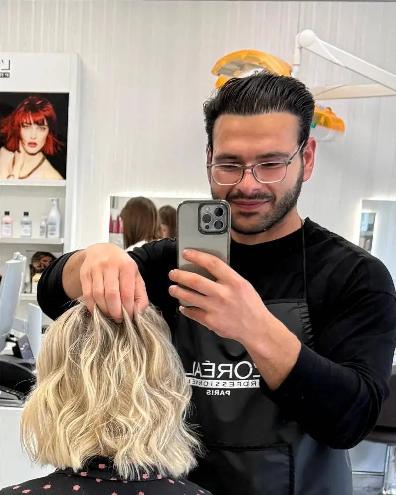 Ehab bei der Arbeit an blondem Haar