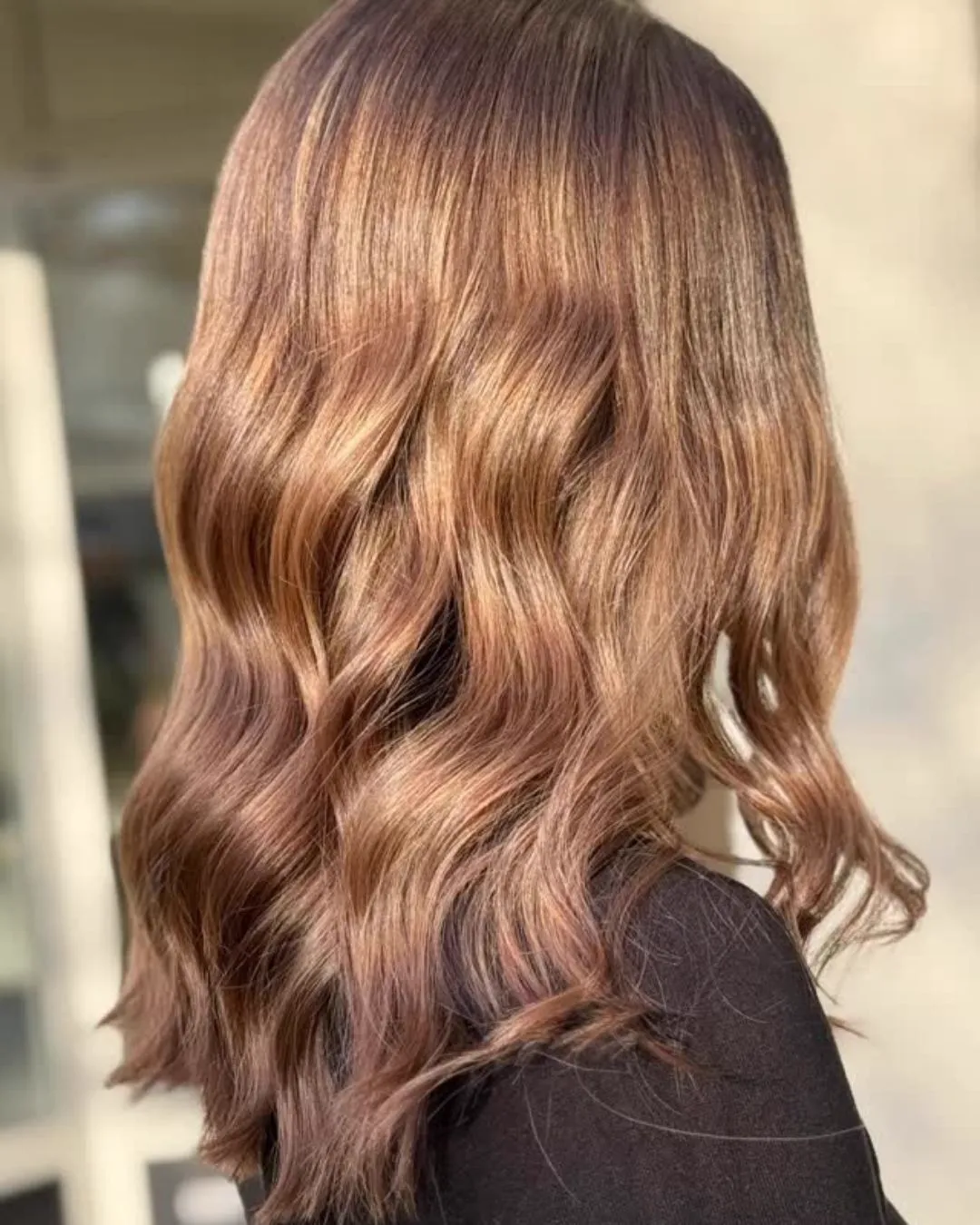 Kupferfarbene Balayage mit weichen Wellen von hinten