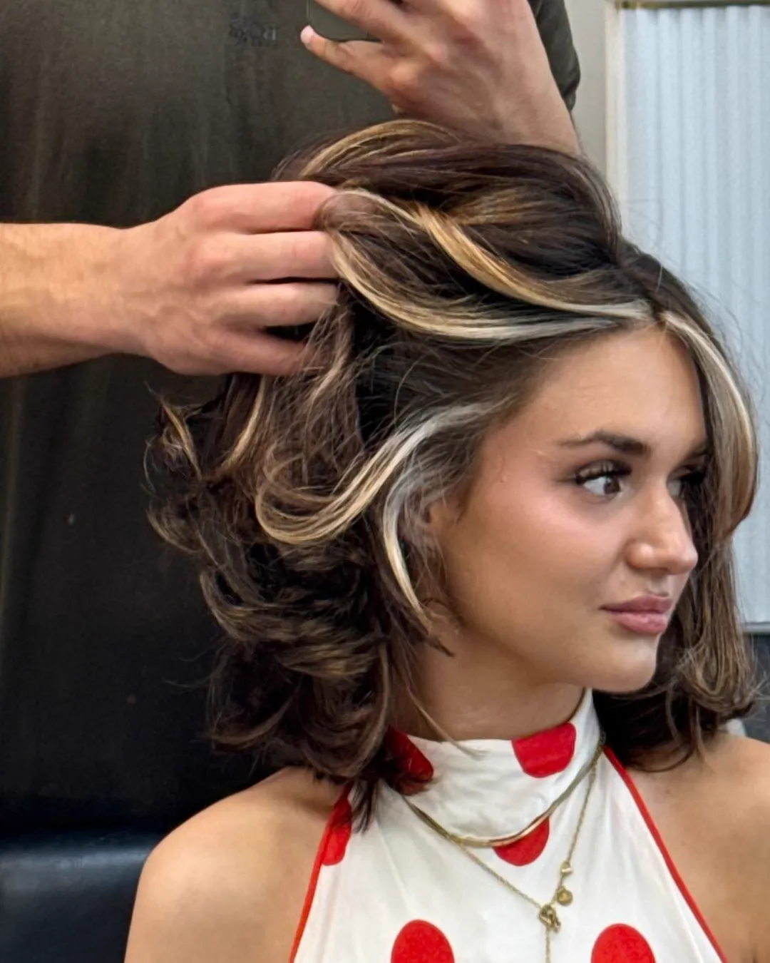 Dimensionale Balayage mit hellen Akzenten im dunklen Haar