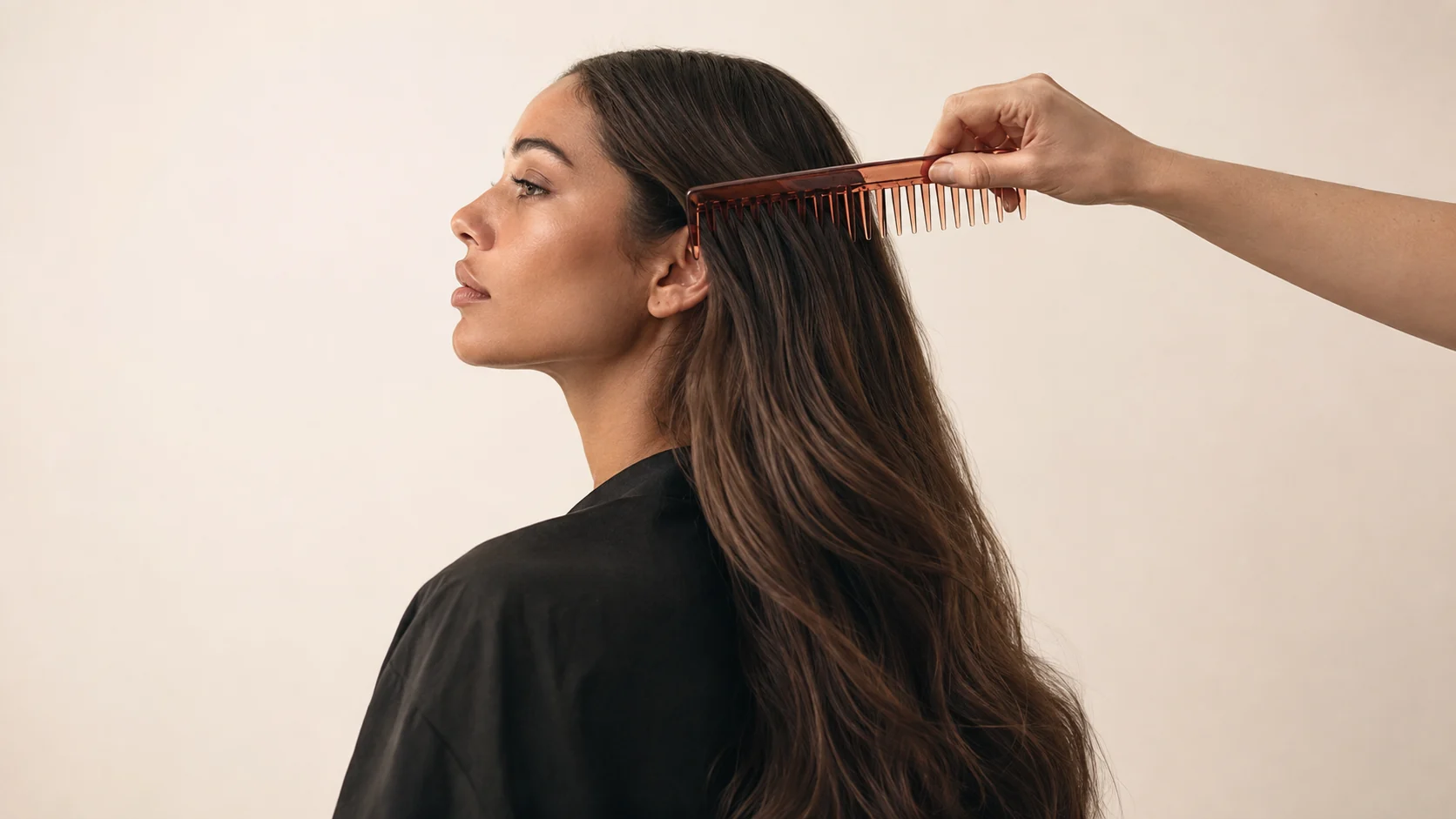 Langes brünettes Haar wird sanft durchgekämmt